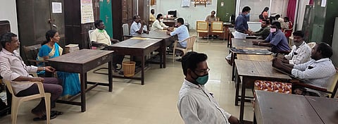 மயிலாடுதுறை ஊராட்சி ஒன்றிய அலுவலகத்தில் உள்ளிருப்பு வேலை நிறுத்தத்தில் ஈடுபட்ட ஊரக வளா்ச்சித் துறை அலுவலா்கள்.