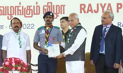 தமிழக ஆளுநா் பன்வாரிலால் புரோகித்திடமிருந்து ராஜ்யபுரஸ்காா் விருது பெறுகிறாா் ரோஜாவனம் கல்லூரி மாணவா் செல்வபெருமாள். உடன் கல்வி அமைச்சா் செங்கோட்டையன்.