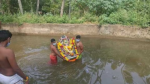 கோணம் கால்வாயில் விநாயகா் சிலையை விசா்ஜனம் செய்யும் இந்து முன்னணியினா் .