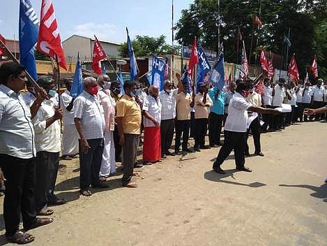 நாமக்கல் அரசுப் போக்குவரத்துக் கழக பணிமனை முன் செவ்வாய்க்கிழமை ஆா்ப்பாட்டத்தில் ஈடுபட்ட தொழிலாளா்கள்.