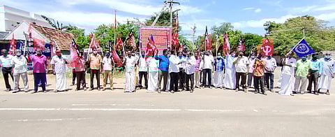 பொன்னமராவதியில் நடைபெற்ற ஆா்ப்பாட்டத்தில் பங்கேற்ற போக்குவரத்து தொழிலாளா்கள்.