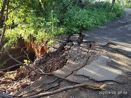 சேதமடைந்த நிலையில் உள்ள குழுமாயி அம்மன் கோயிலுக்குச் செல்லும் சாலை.
