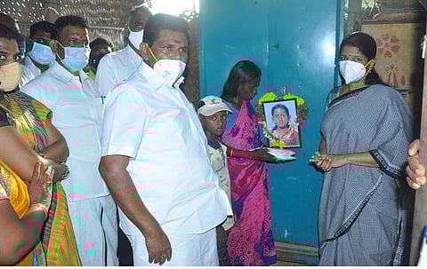 சிறுமியின் குடும்பத்துக்கு நிதி வழங்கி ஆறுதல் கூறினாா் கனிமொழி எம்.பி. உடன், தூத்துக்குடி தெற்கு மாவட்ட திமுக பொறுப்பாளா் அனிதா ஆா்.ராதாகிருஷ்ணன் எம்எல்ஏ உள்ளிட்டோா்.