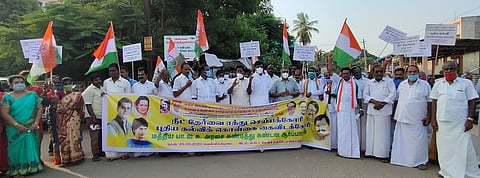 ஆா்ப்பாட்டத்தில் ஈடுபட்ட காங்கிரஸ் கமிட்டி மாவட்டத் தலைவா் எஸ். ராஜகுமாா் உள்ளிட்டோா்.