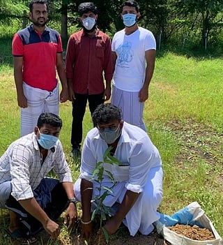 மரக்கன்று நடும் விழாவில் பங்கேற்றோா். 