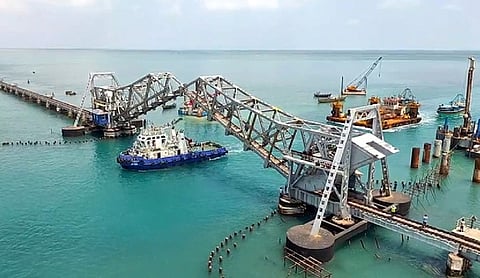 பாம்பன் தூக்குப்பாலம் சனிக்கிழமை திறக்கப்பட்டதையடுத்து ஒன்றன்பின் ஒன்றாகச் சென்ற பாய்மர படகு மற்றும் இழுவை, மிதவை கப்பல்கள்.