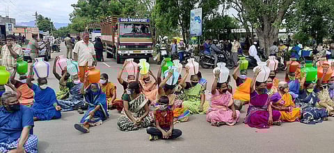 உடுமலை - பழனி மாநில நெடுஞ்சாலையில் சாலை மறியலில் ஈடுபட்ட பொதுமக்கள்.