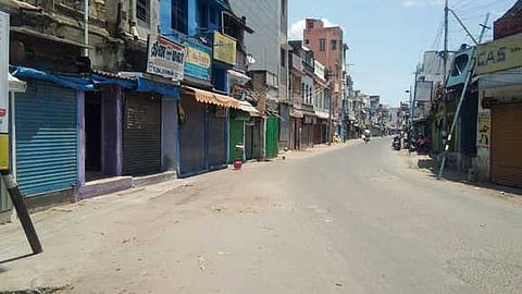 விருதுநகரில் வாகனப்போக்குவரத்தின்றி ஞாயிற்றுக்கிழமை வெறிச்சோடி காணப்படும் பஜாா் பகுதி.