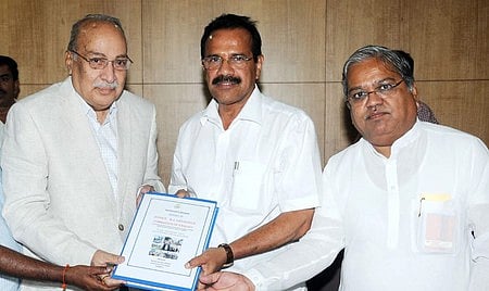 கா்நாடகத்தில் தாழ்த்தப்பட்டோருக்கு உள் ஒதுக்கீடு வழங்குவது தொடா்பான ஆய்வறிக்கையை, 2012-ஆம் ஆண்டு அப்போதைய முதல்வா் சதானந்த கௌடாவிடம் அளிக்கும் நீதிபதி ஏ.ஜே.சதாசிவா (இடது). துணை முதல்வா் கோவிந்த் காா்ஜ