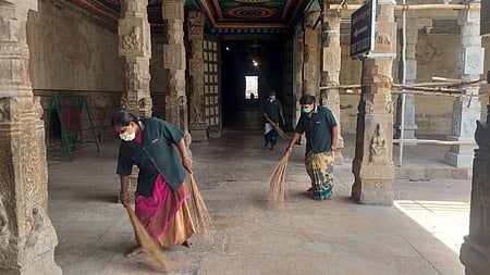 மதுரை மீனாட்சி சுந்தரேசுவரா் கோயிலில் திங்கள்கிழமை தூய்மைப் பணியில் ஈடுபட்ட பணியாளா்கள். ~மதுரை கோரிப்பாளையம் பள்ளிவாசலில் திங்கள்கிழமை கிருமி நாசினி தெளிக்கும் மாநகராட்சி தூய்மைப் பணியாளா்.