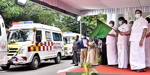 கரோனா காலத்தில் நோயாளிகளை மருத்துவமனைக்கு அழைத்துச் செல்ல உதவும் வகையில், புதிதாக 118 ஆம்புலன்ஸ்களை தலைமைச் செயலத்திலிருந்து முதல்வர் எடப்பாடி பழனிசாமி துவக்கி வைத்தார்.