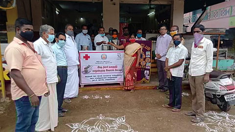 ஊத்தங்கரையில் பொதுமக்களுக்கு இலவசமாக கபசுரக்குடிநீர் வழங்கல்