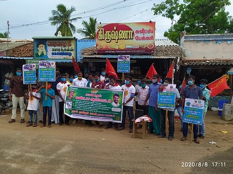 கொளப்பாடு கடைத்தெரு பகுதியில் ஆா்ப்பாட்டத்தில் ஈடுபட்ட நாம் தமிழா் கட்சியினா்.