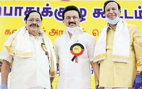 கலைஞர் அரங்கில் நடைபெற்ற திமுக பொதுக்குழுக் கூட்டத்தில் கட்சியின் பொதுச் செயலாளராகத் தேர்ந்தெடுக்கப்பட்ட துரைமுருகன், பொருளாளராகத் தேர்ந்தெடுக்கப்பட்ட  டி.ஆர்.பாலு  ஆகியோருடன் கட்சித் தலைவர் ஸ்டாலின்.