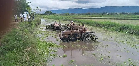 உத்தமுத்து கால்வாய் சீரமைப்பு பணிகளில் ஈடுபட்டுள்ள விவசாயிகள்.