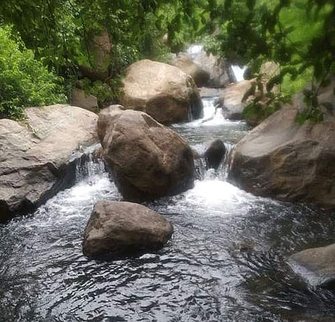 கொல்லிமலை அடிவாரப் பகுதியில் காணப்படும் அழகிய சிற்றோடைகள்.