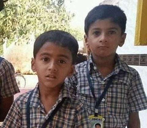 அறந்தாங்கி அருகே பெட்ரோல் ஊற்றி எரித்துக் கொல்லப்பட்ட 14 வயது சிறுவன் அபிஷேக், அவனது 12 வயது தம்பி அபிரித்.