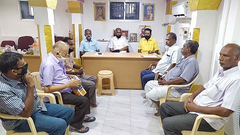 கூட்டத்தில் பேசுகிறாா் சைவ வேளாளா் சங்க மாநிலத் தலைவா் புளியரை எஸ்.ராஜா.