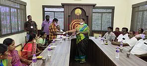 சென்னிமலை ஒன்றியக் குழு கூட்டத்தில் பயணப் படியை திருப்பிக் கொடுத்துவிட்டு, கூட்டத்தில் இருந்து வெளியேறும் கவுன்சிலா் கலைச்செல்வி ஜிதேந்திரன்.