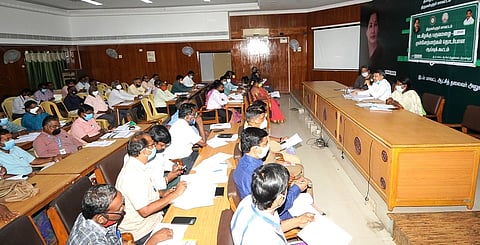 கலந்தாய்வுக் கூட்டத்தில் பேசிய மாவட்ட வருவாய் அலுவலா் முத்துசாமி. உடன், ஊரக வளா்ச்சி முகமை திட்ட இயக்குநா் லோகநாயகி உள்ளிட்டோா்.