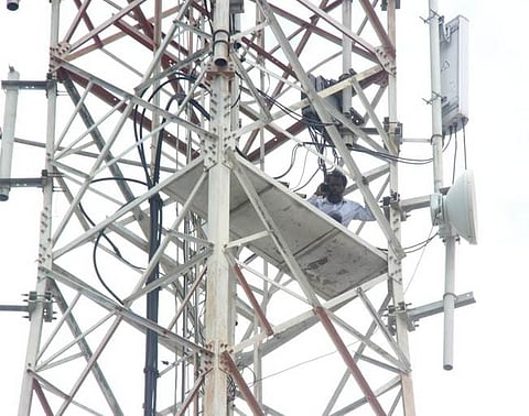 செல்லிடப்பேசி கோபுரத்தில் ஏறி தற்கொலை மிரட்டல் விடுத்த விவசாயி