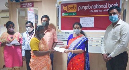 சாலையோர வியாபாரிகளுக்கு கடனுதவி வழங்கும் பஞ்சாப் நேஷனல் வங்கியின் வட்டாரத் தலைமை அதிகாரி புஷ்பலதா. உடன் வங்கிப் பணியாளா்கள்.