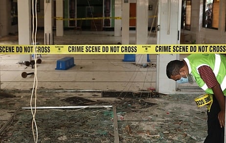 டாக்கா மசூதியில் வெடிவிபத்து ஏற்பட்ட பகுதியை ஆய்வு செய்த அதிகாரி.