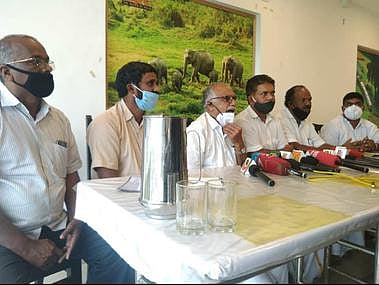 துணை மின் நிலைய நடவடிக்கைக் குழு கூட்டத்தில் பங்கேற்றோா்.