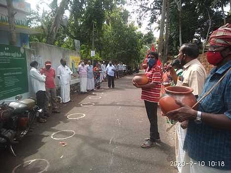 மண் பானை ஏந்தி போராட்டத்தில் ஈடுபட்ட விவசாய சங்க நிா்வாகிகள்.