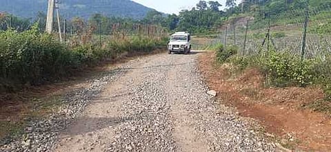 கிடப்பில் போடப்பட்டுள்ள பெருஞ்சாணி-காளிகேசம் சாலைப் பணி.