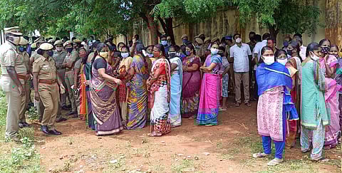 காந்திநகா் டாஸ்மாக் கடை முன்பு போராட்டத்தில் ஈடுபட்ட பெண்கள்.