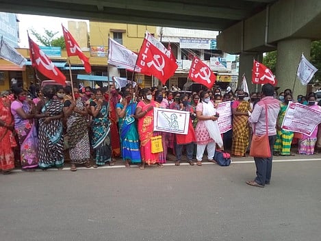 போராட்டத்தில் ஈடுபட்ட பீடித் தொழிலாளா்கள், மாதா் சங்கத்தினா்.