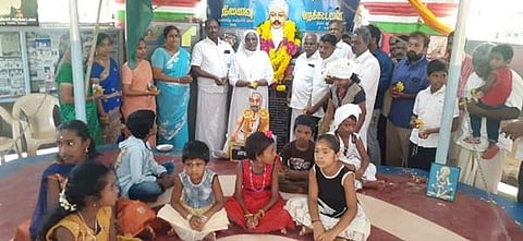 மன்னார்குடி அடுத்த மேல நாகையில் உள்ள பாரதியார் நினைவு மண்டபத்தில் மகாகவி பாரதியார் சிலைக்கு மாலை அணிவித்து அஞ்சலி செலுத்தப்பட்டது.