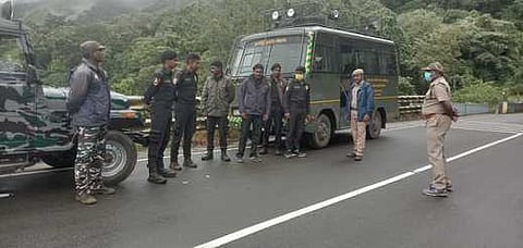 வனப் பகுதிக்குள் யானையைத் தேட உள்ள அதிரடிப் படையினருக்கு  பணி குறித்து விளக்குகிறாா் வனத் துறை அதிகாரி ஒருவா்.