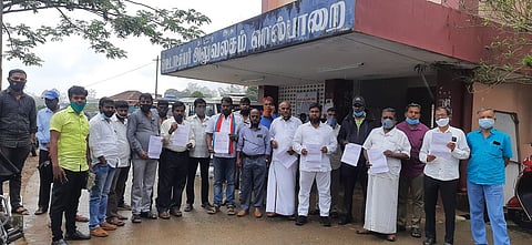 கல்லாறு செட்டில்மெண்ட் பழங்குடியின மக்களுக்கு ஆதரவாக வட்டாட்சியரிடம் மனு அளிக்க வந்த பல்வேறு அரசியல் கட்சியினா்.