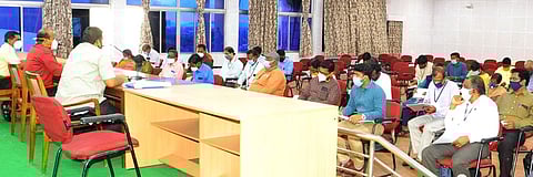 ஆலோசனைக் கூட்டத்தில் பேசிய வேலூா் ஆட்சியா் அ.சண்முகசுந்தரம்.