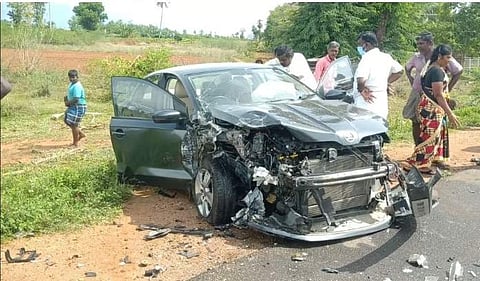 ஸ்ரீவில்லிபுத்தூர் அருகே இரு கார்கள் நேருக்கு நேர் மோதல்: 6 பேர் படுகாயம்