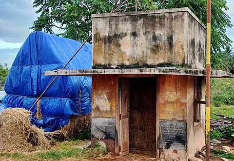 வாழப்பாடி பேரூராட்சி கிழக்குகாடு பகுதியில் 50 ஆண்டுகளுக்கு முன் அமைக்கப்பட்ட வானொலி ஒலிபரப்பு மைய கட்டடம்.