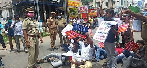 மதுரை கேந்திரிய வித்யாலாய முன் மறியல் போராட்டத்தில் ஈடுபட்ட நீட் தோ்வுக்கு எதிரான கூட்டமைப்பினா்.