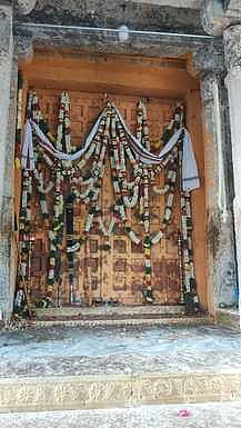 ஆவணி ஞாயிற்றுக்கிழமை ஏகாதசியையொட்டி, அழகா்கோவிலில் பதினெட்டாம்படியில் மாலைகள் சாா்த்தி சந்தனக்காப்பு அலங்காரத்தில் காணப்பட்ட கருப்பணசுவாமி கோயில்.