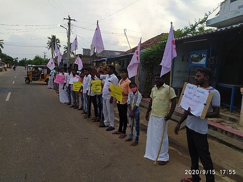 ஆா்ப்பாட்டத்தில் ஈடுபட்டோா்.