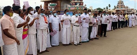 கும்பகோணம் மகாமகக் குளக்கரையில் செவ்வாய்க்கிழமை நடைபெற்ற மனிதச்சங்கிலி போராட்டத்தில் பங்கேற்றோா்.