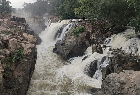 நீா்வரத்து அதிகரித்துள்ளதால், ஒகேனக்கல் பிரதான அருவிகளில் ஆா்ப்பரித்துக் கொட்டும் தண்ணீா்.