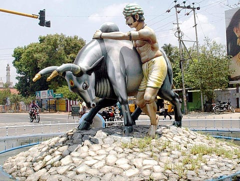 ஈரோடு காளை மாடு சிலை.