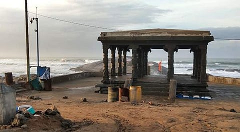 வெறிச்சோடிய கன்னியாகுமரி முக்கடல் சங்கமம்