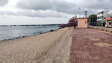  அக்னி தீா்த்தக் கடற்கரை.