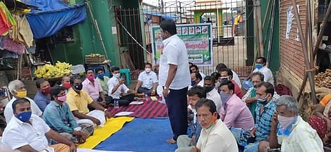 திருச்சி காந்தி சந்தை திறக்கக் கோரி உண்ணாவிரத போராட்டத்தில் ஈடுபட்ட வியாபாரிகள்