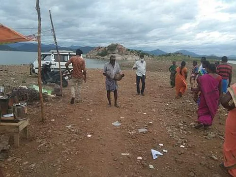 பொதுமக்கள் குளிக்க துணி துவைக்க காவிரிக்கு செல்ல வேண்டாம் என்றும் பண்ணவாடி பரிசல் துறையில் தண்டோரா மூலம் பொதுமக்கள் எச்சரிக்கப்பட்டுள்ளனர்.