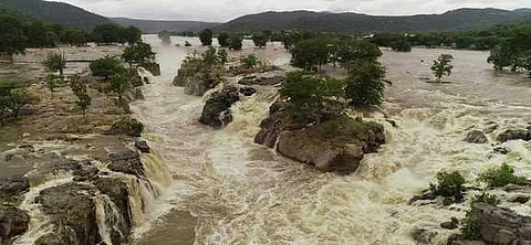 ஒகேனக்கல் காவிரி ஆற்றில் நீா்வரத்து 62 ஆயிரம் கன அடியாக அதிகரித்துள்ளதால், ஐந்தருவி பகுதிகளை மூழ்கடித்தவாறு செல்லும் தண்ணீா்.