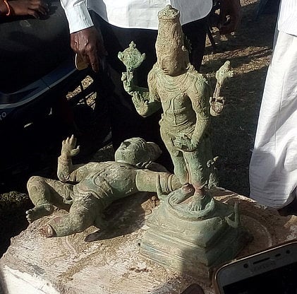 குளம் வெட்டியபோது கண்டெடுக்கப்பட்ட உலோக சுவாமி சிலைகள்.